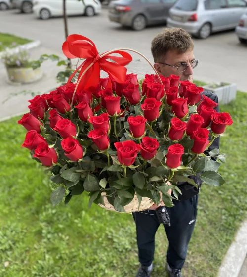 Корзина 51 роза Кения 40 см красные